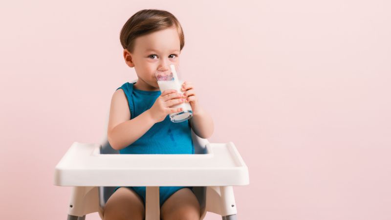  Lượng sữa tươi bao nhiêu là thích hợp cho bé?
