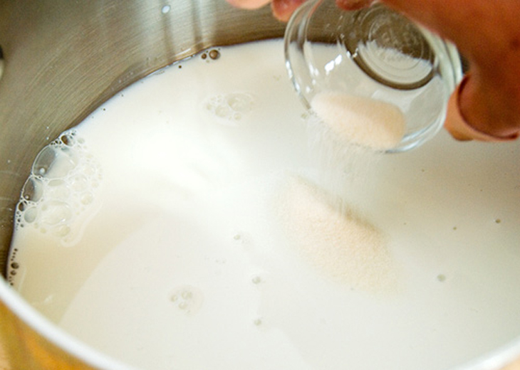 Không nên cho đường vào sữa tươi đang đun trên bếp
