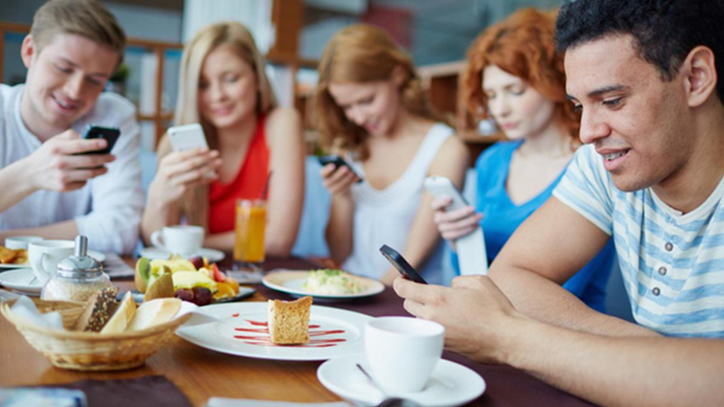 Chúng ta đang lạm dụng công nghệ quá nhiều