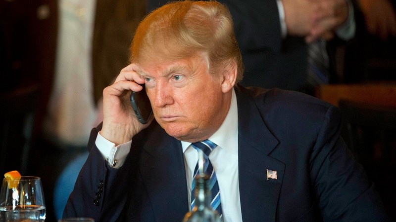 Dù nhận một smartphone mới nhưng Donald Trump vẫn sử dụng một smartphone Android cũ, “hãy vứt nó đi”
