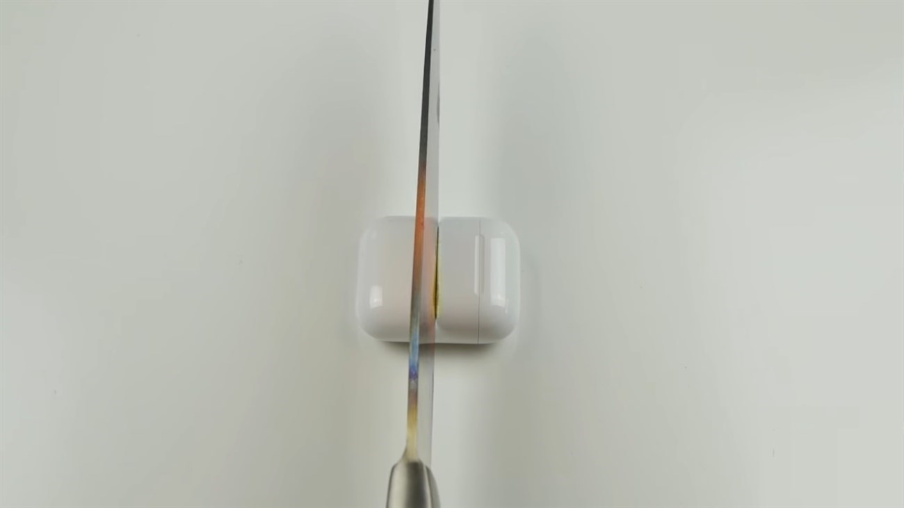 Tra tấn AirPods bằng dao 1000 độ C