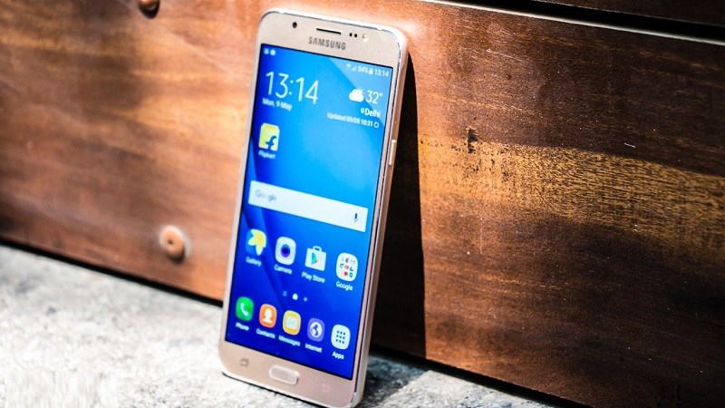 Galaxy J5, Galaxy J7 2016 giảm giá mạnh mẽ Galaxy J5, Galaxy J7 2016 giảm giá mạnh mẽ