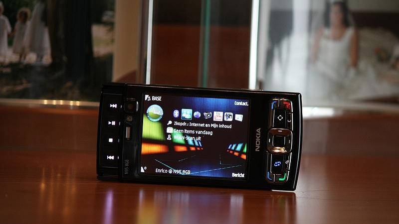 Nokia N95-8GB: Trượt lên dùng bàn phím cứng, trượt xuống dùng các phím nghe nhạc chuyên dụng Nokia N95-8GB: Trượt lên dùng bàn phím cứng, trượt xuống dùng các phím nghe nhạc chuyên dụng