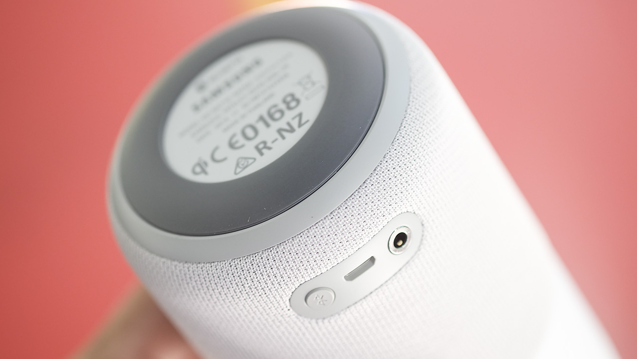 trên tay loa bluetooth Samsung