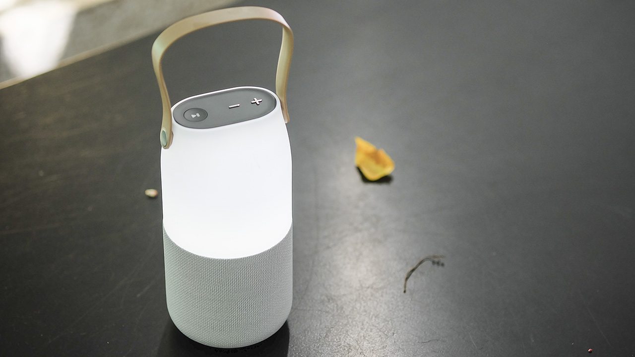 trên tay loa bluetooth Samsung