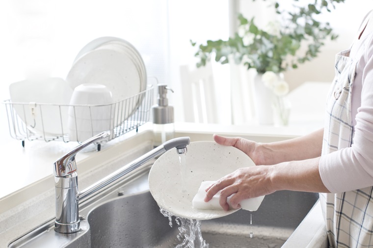 Rửa lại chén đũa với nước 2 – 3 lần sau khi làm sạch với nước rửa chén