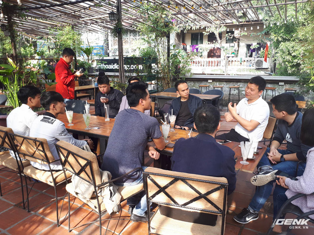 Buổi họp mặt với sự tham gia của ban quan trị, thành viên diễn đàn MIUI và đại diện Xiaomi từ Trung Quốc Buổi họp mặt với sự tham gia của ban quan trị, thành viên diễn đàn MIUI và đại diện Xiaomi từ Trung Quốc