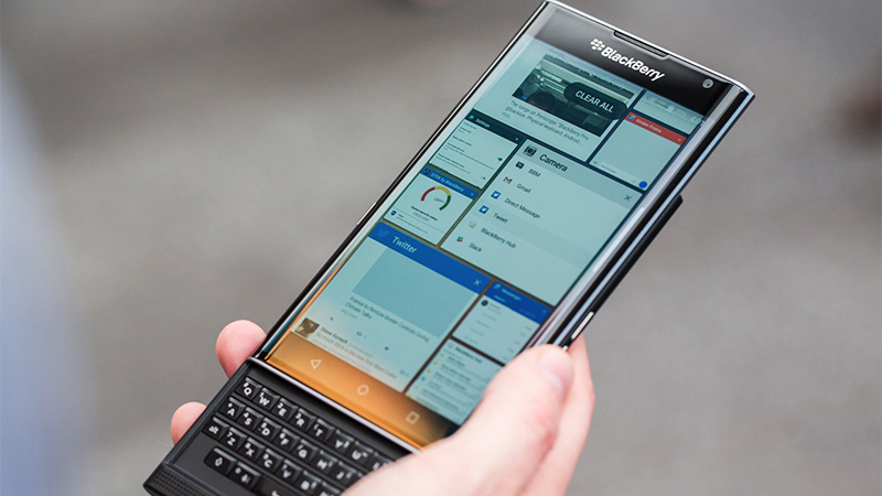 BlackBerry Priv với màn hình cong tràn 2 cạnh, bàn phím QWERTY trượt vô cùng đặc biệt cũng không đủ để giúp BlackBerry lấy lại phong độ của mình