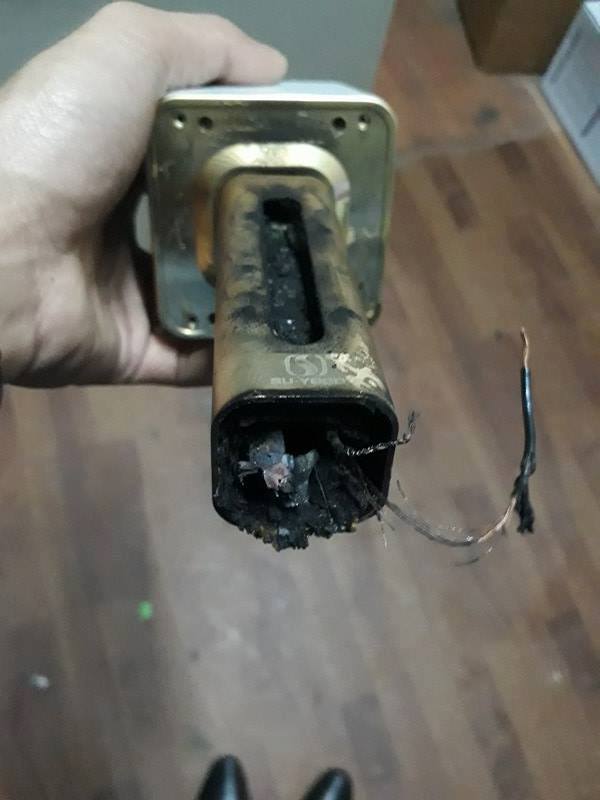 Karaoke cầm tay phát nổ, người dùng hãy cẩn thận