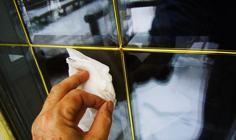 Use wet wipes to clean foggy glass.