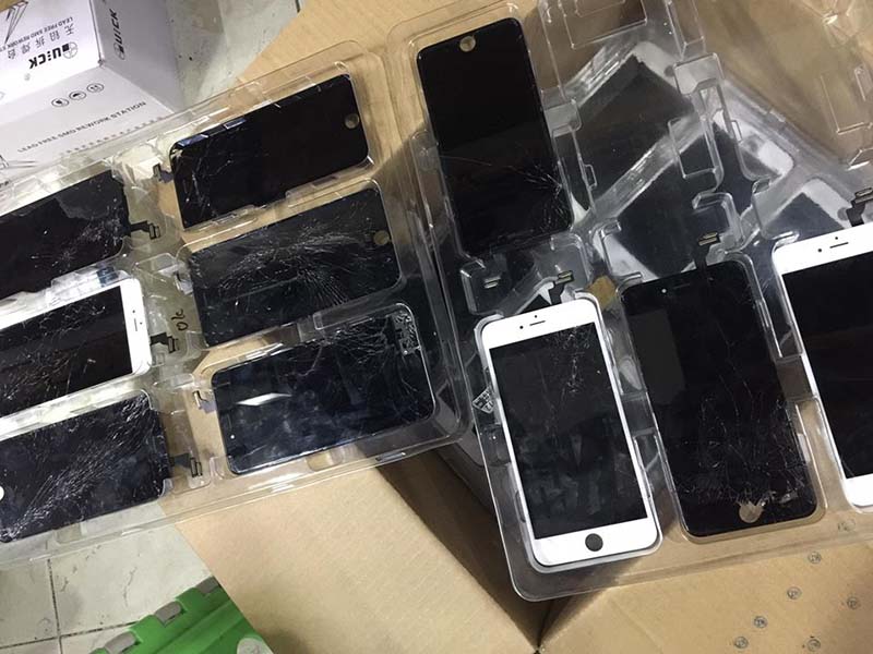 màn hình iphone bể được thu gom chuyển đi ép