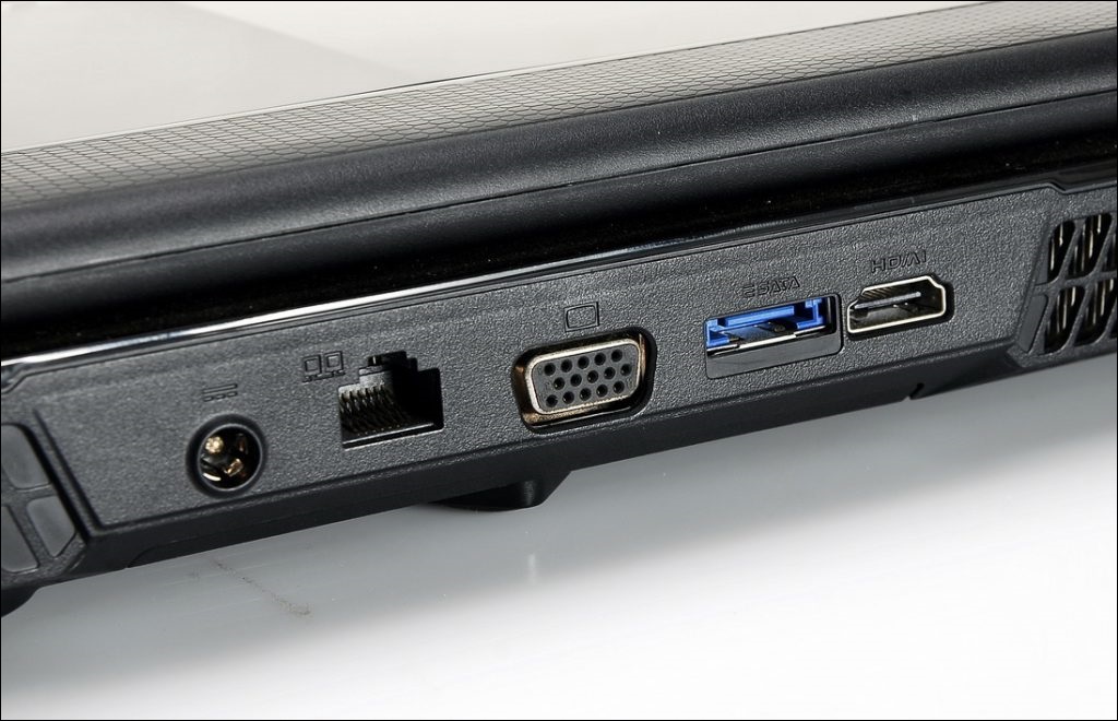 Kết nối với cáp HDMI, VGA hay DP