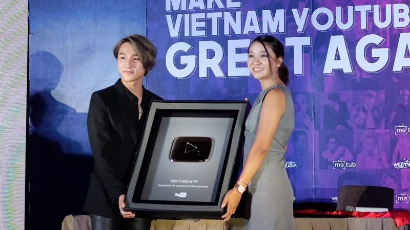 Sơn Tùng MTP nhận nút vàng YouTube Sơn Tùng MTP nhận nút vàng YouTube