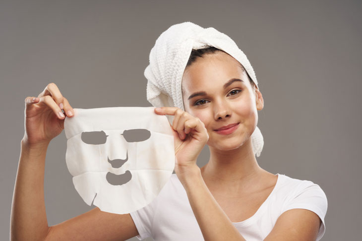 Use face masks to moisturize and provide nutrients for the skin