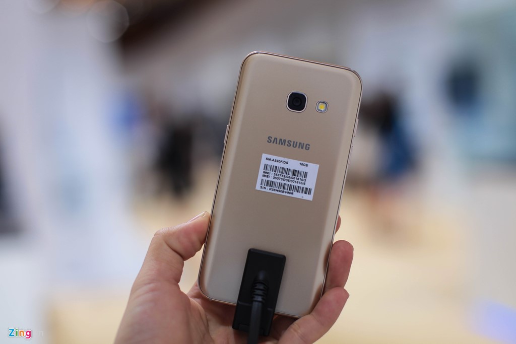 Samsung Galaxy A3 2017 là một trong những mẫu điện thoại được yêu thích nhất trong năm. Khám phá hình ảnh để biết thêm về hình dáng và tính năng của sản phẩm, và đừng bỏ lỡ cơ hội sở hữu nó.