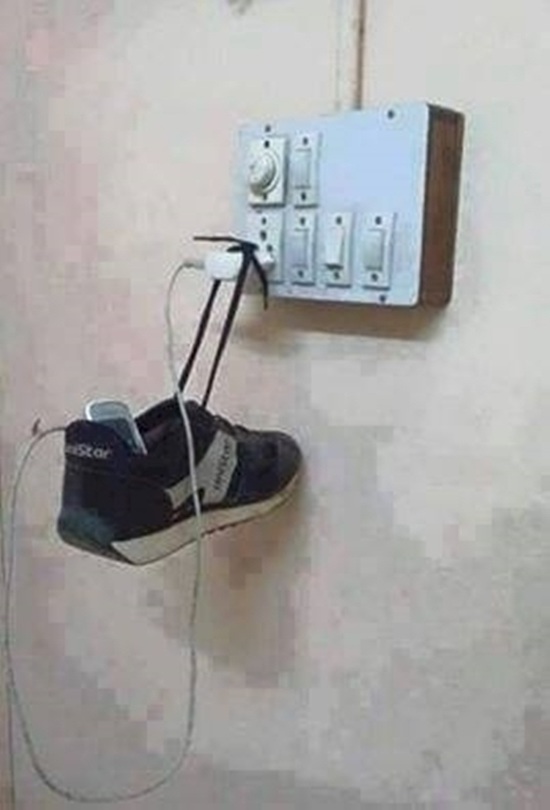 Cười rớt hàm với 11 độc chiêu sạc điện thoại không giống ai của các 