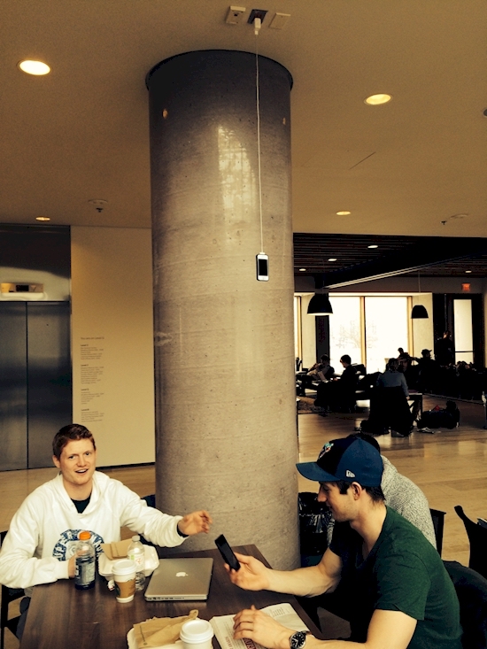 Cười rớt hàm với 11 độc chiêu sạc điện thoại không giống ai của các 