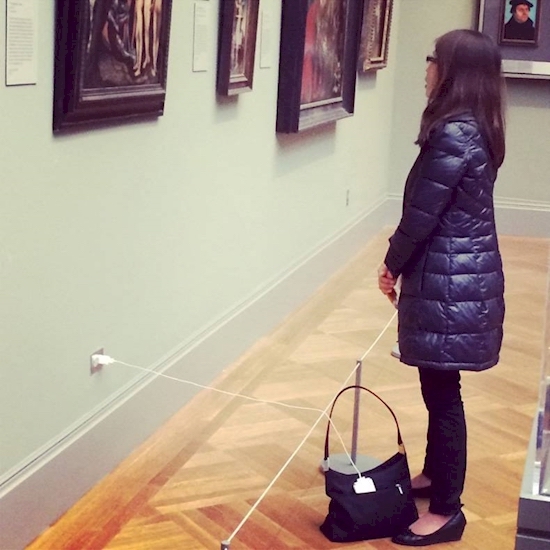 Cười rớt hàm với 11 độc chiêu sạc điện thoại không giống ai của các 