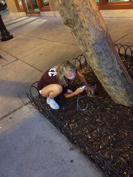 Cười rớt hàm với 11 độc chiêu sạc điện thoại không giống ai của các 