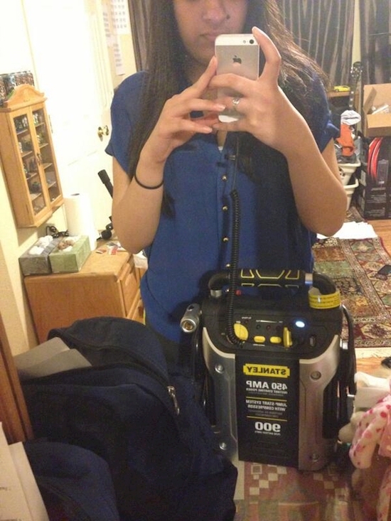 Cười rớt hàm với 11 độc chiêu sạc điện thoại không giống ai của các 