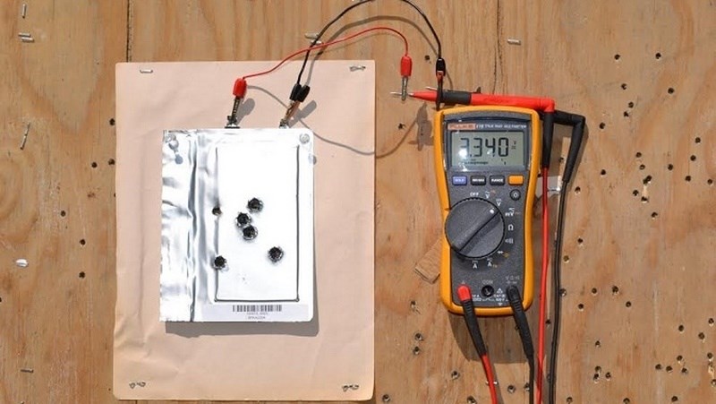 Cười rớt hàm với 11 độc chiêu sạc điện thoại không giống ai của các 