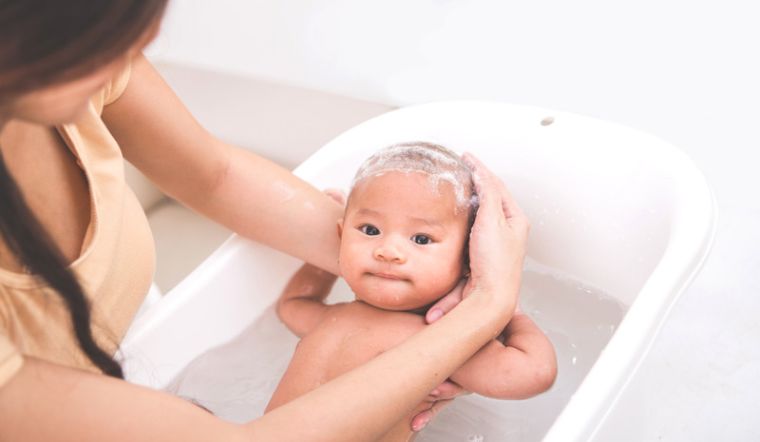 Những gạch đầu dòng cần nhớ khi dùng dầu gội cho bé