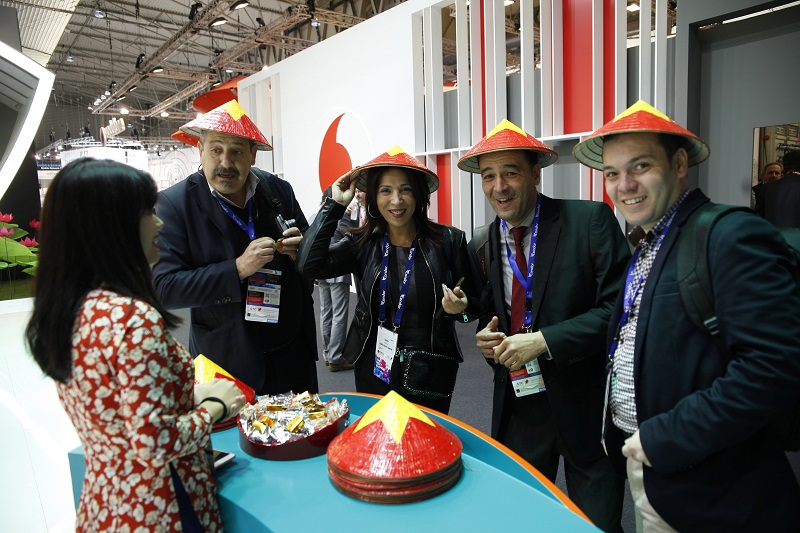 Cũng như năm ngoái, năm nay Viettel vẫn đem món quà truyền thống là nón lá tặng cho các khách tham quan