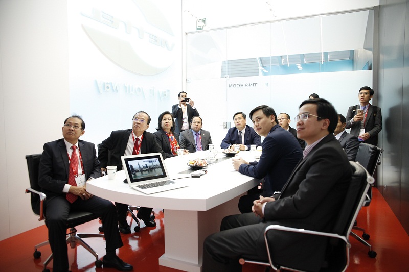 Khách quốc tế đang xem giới thiệu các dịch vụ của Viettel 