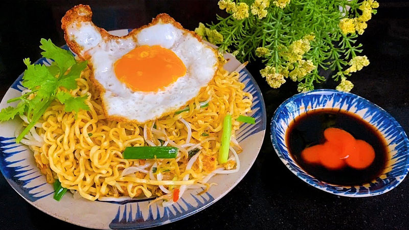 How to make fried egg noodles for breakfast very quickly but still have enough quality