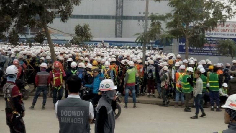 Đám đông tụ tập tại công trường thi công mở rộng nhà máy Samsung Display (Ảnh: FB Lăng Khắc Trọng)