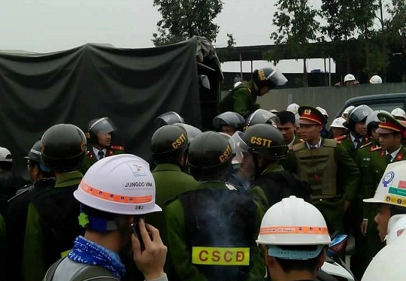 Hàng chục cảnh sát được điều đến vãn hồi trật tự (Ảnh: Hải Tùng)