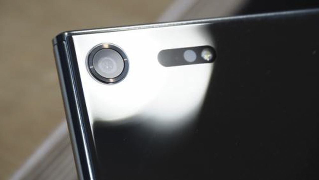 so sánh Xperia XZ Premium và Huawei P10 Plus