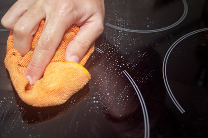 Cách vệ sinh bề mặt bếp điện bằng kem tẩy đa năng 5