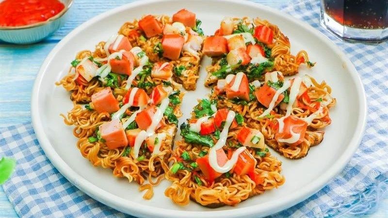 Cách làm pizza mì tôm lạ miệng cùng trứng và xúc xích