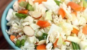 Cách làm salad mì gói khai vị cho bữa tối