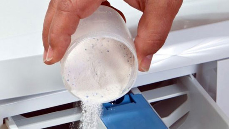 Dùng bột giặt dễ tổn hại quần áo, máy giặt hay cả da tay