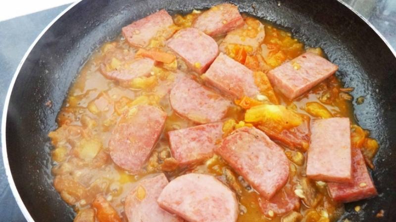 How to make canned pork with ketchup