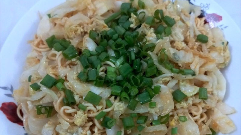 How to make fried shrimp noodles with cabbage, eggs, simple and delicious