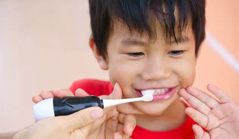Có nên cho bé dùng bàn chải đánh răng điện?