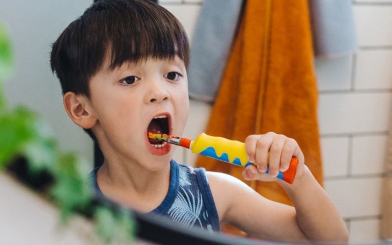 Có nên cho bé dùng bàn chải đánh răng điện?