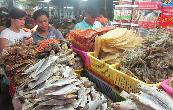 Bằng mắt thường người mua khó nhận biết cá khô tẩm hóa chất Bằng mắt thường người mua khó nhận biết cá khô tẩm hóa chất