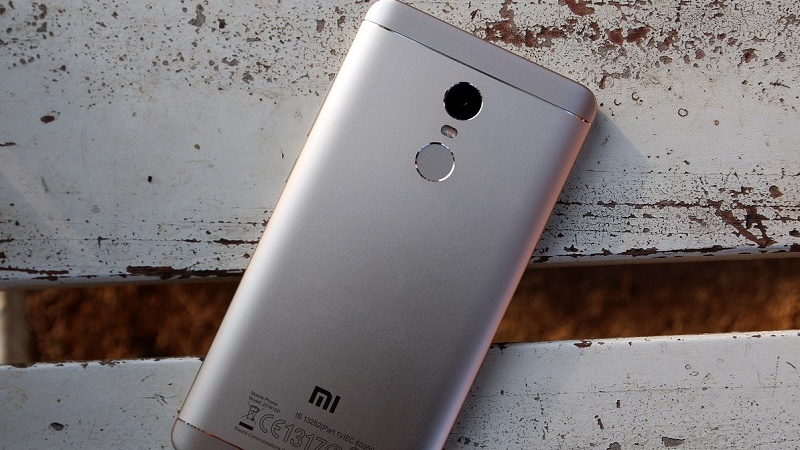 Cảm biến vân tay của Xiaomi Redmi Note 4 (2017) cũng đặt ở phía