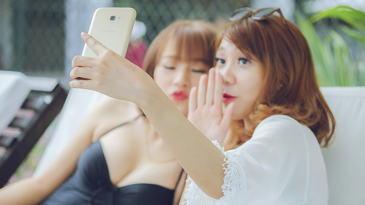 Bộ ảnh Galaxy A5 2017 cùng người đẹp bể bơi