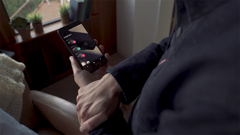 Cách sử dụng Commuter Trucker Jacket khá dễ dàng bằng việc vuốt và chạm