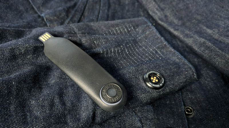 Commuter Trucker Jacket có một thiết bị đi kèm khá nhỏ gọn