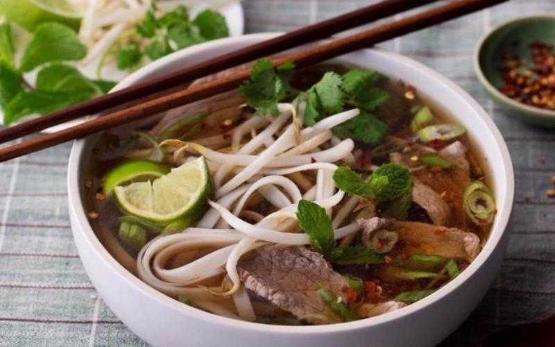 Thưởng thức phở bò