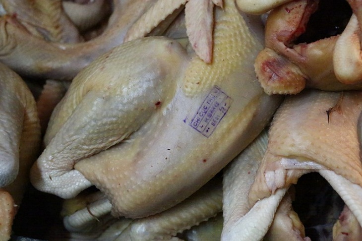 Làm sao để nhận biết thịt gà bị tiêm hóa chất
