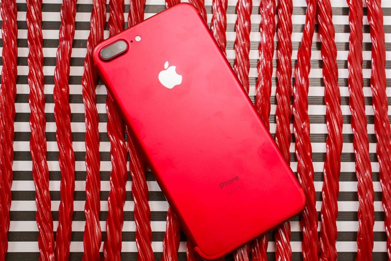 Thú vị với bộ ảnh iPhone 7 Plus Red đặt cạnh những vật dụng quen thuộc Thú vị với bộ ảnh iPhone 7 Plus Red đặt cạnh những vật dụng quen thuộc
