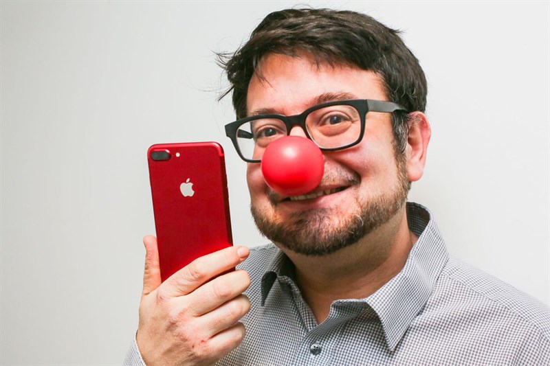 Thú vị với bộ ảnh iPhone 7 Plus Red đặt cạnh những vật dụng quen thuộc Thú vị với bộ ảnh iPhone 7 Plus Red đặt cạnh những vật dụng quen thuộc