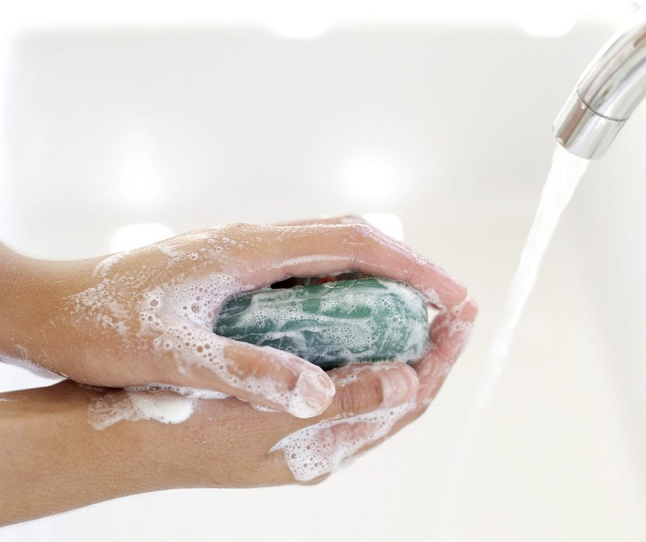 Sử dụng xà bông cục thay cho nước rửa tay diệt khuẩn